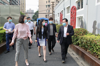 市教卫工作党委领导,区领导检查区域学校开学工作