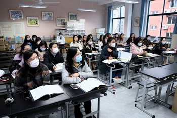 部门动态            田林二中常务副校长王卫珍在中期汇报中表示,自